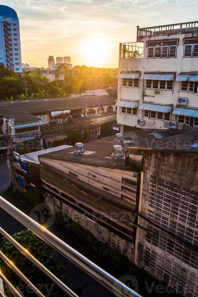 Sonnenaufgang und die Stadt am Morgen foto