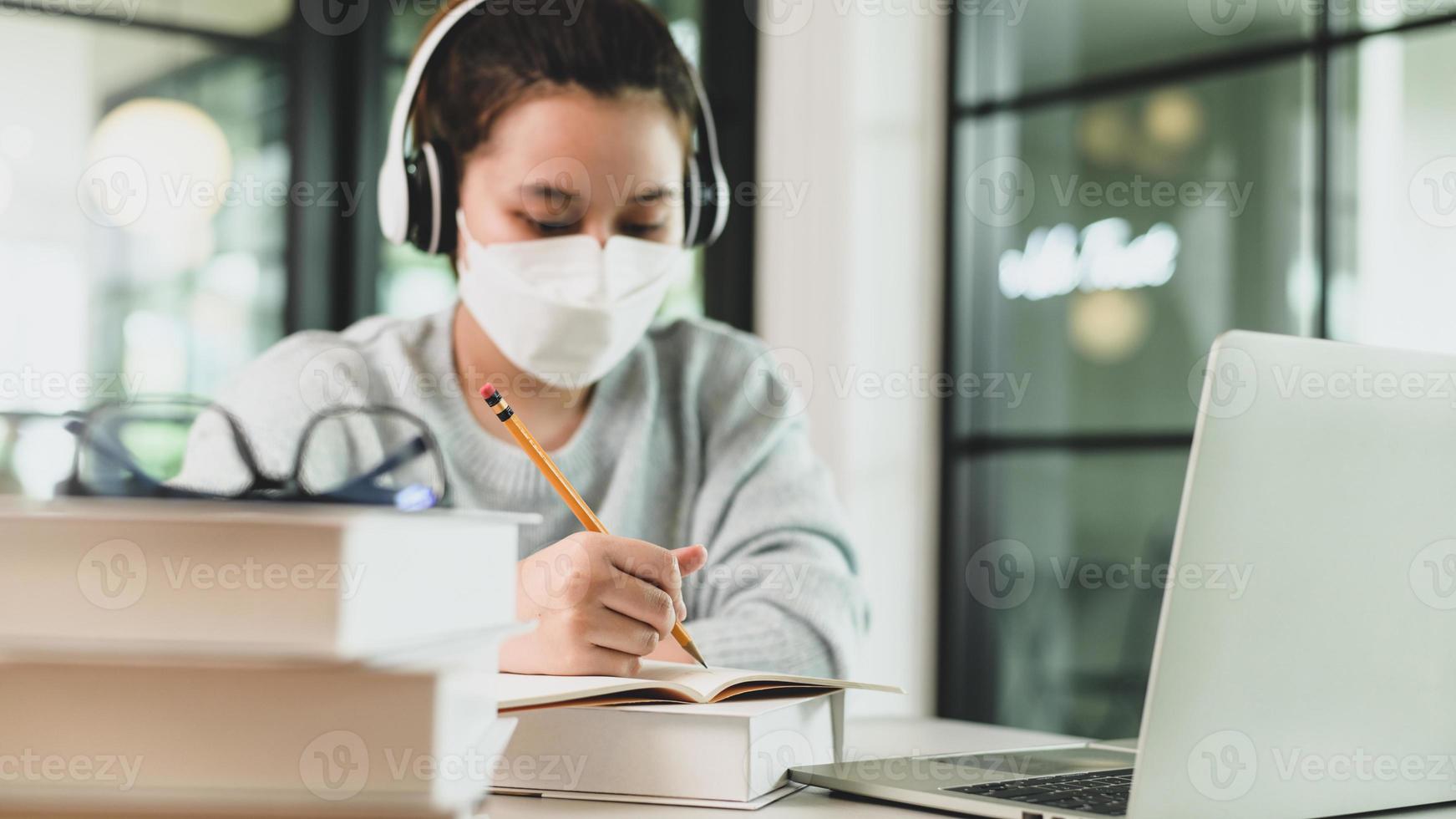 junge Frau, die den Unterricht sitzt und überprüft. foto