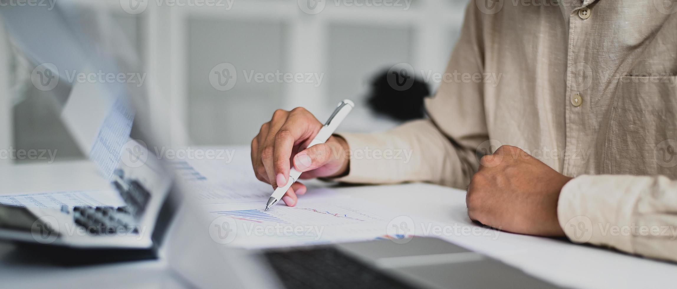 abgeschnittene Aufnahme eines Buchhalters, der das Datendiagramm des Unternehmens überprüft, Prüfung, Datenanalyse. foto