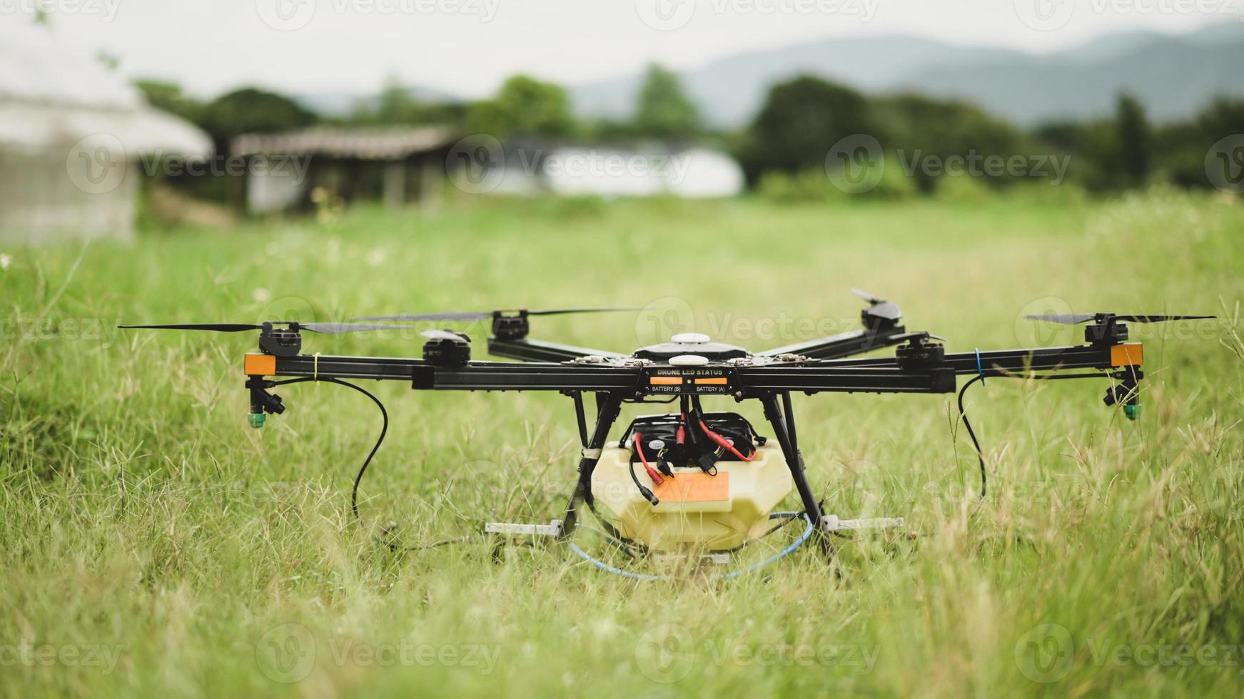 Drohnen zum Versprühen von Agrarchemikalien, moderne Landwirtschaft, Landtechnik. foto