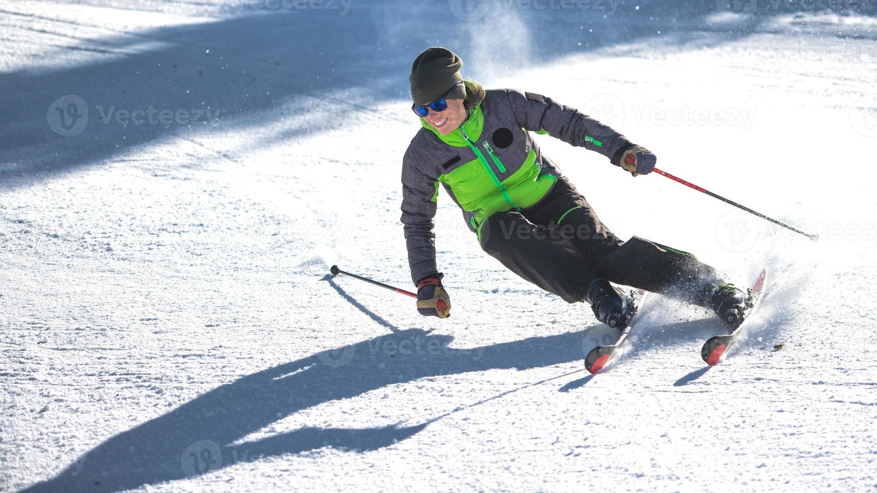 Carving-Kurve eines Mädchenskilehrers foto