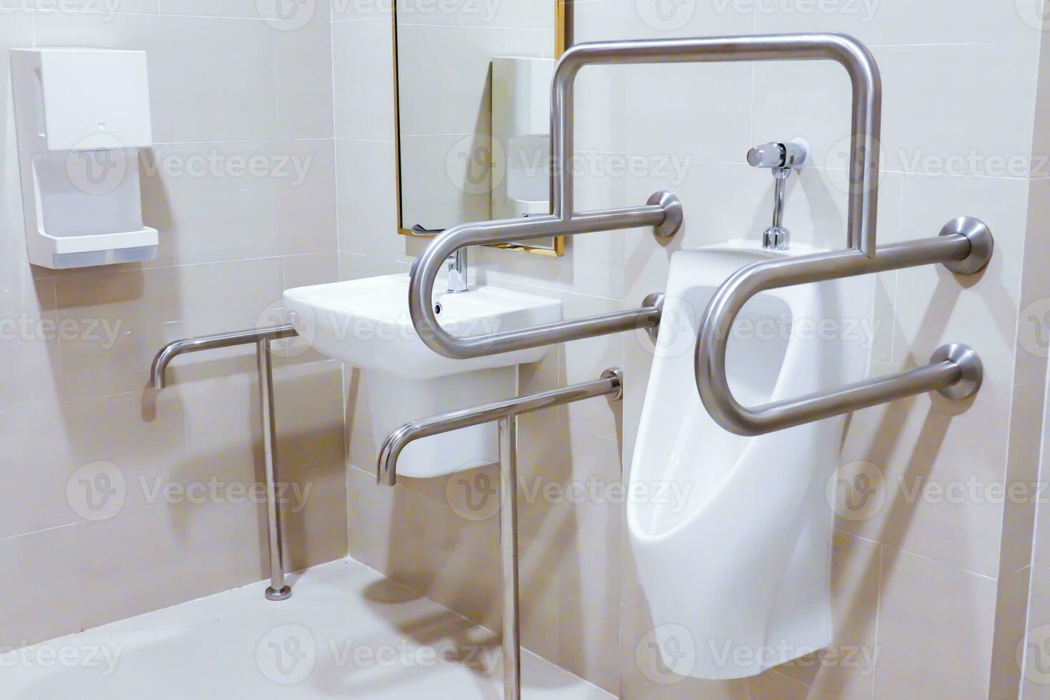 asiatisch Alten Frau geduldig verwenden Toilette Badezimmer Griff Sicherheit im Pflege- Krankenhaus, gesund stark medizinisch Konzept. foto