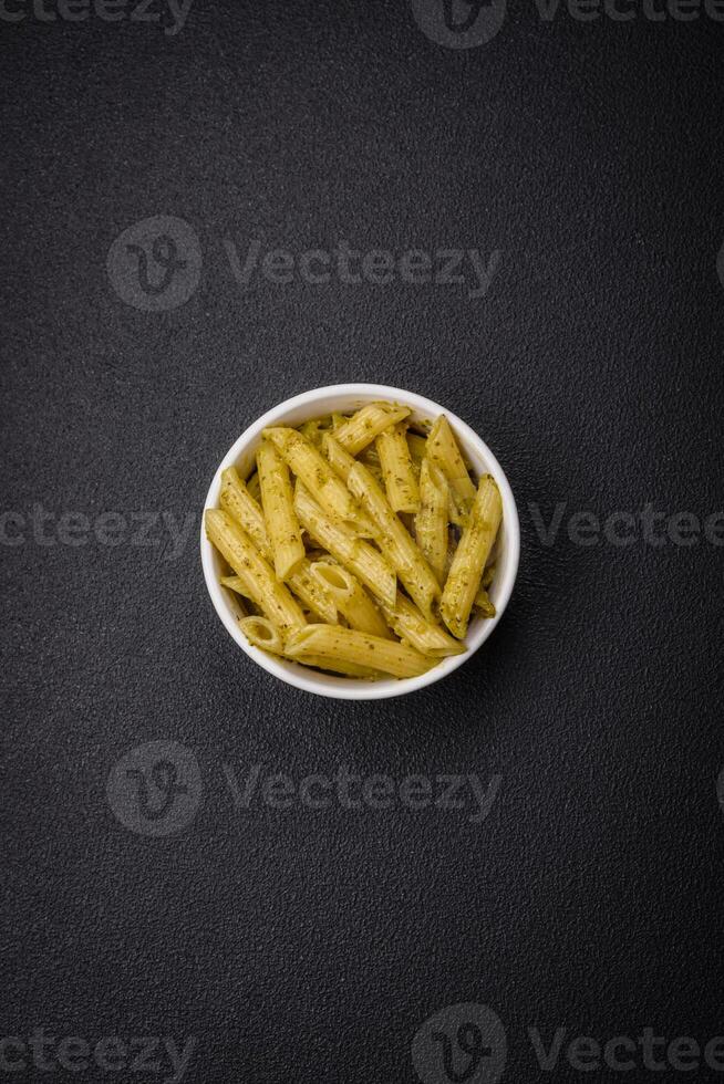 köstlich frisch Pasta Penne mit Grün Pesto Soße mit Basilikum, Salz- und Gewürze foto