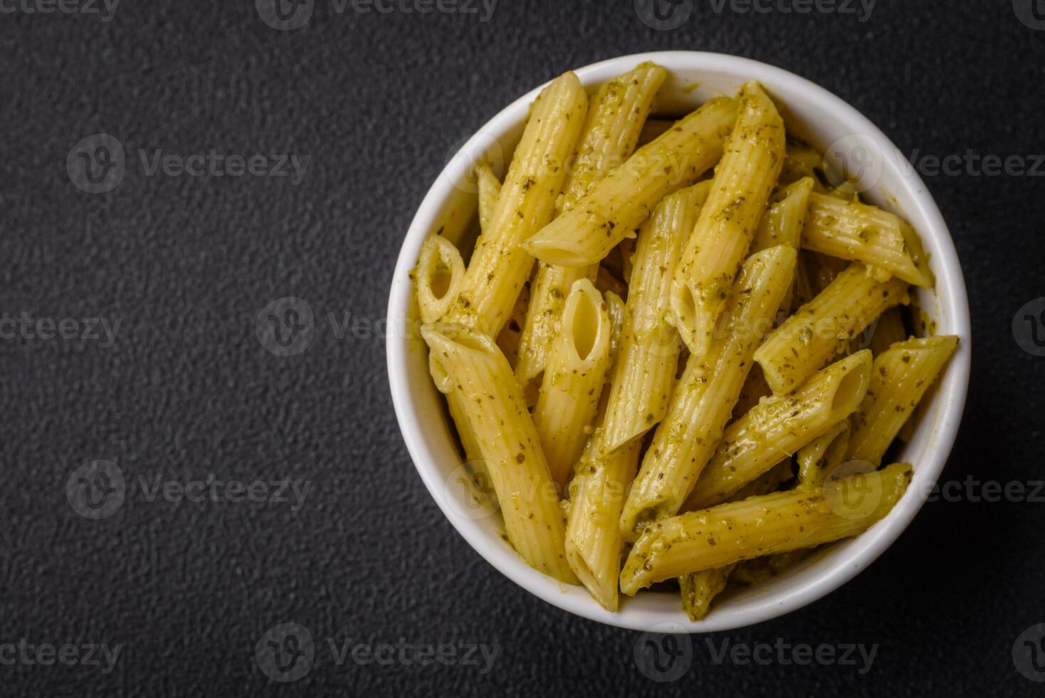 köstlich frisch Pasta Penne mit Grün Pesto Soße mit Basilikum, Salz- und Gewürze foto
