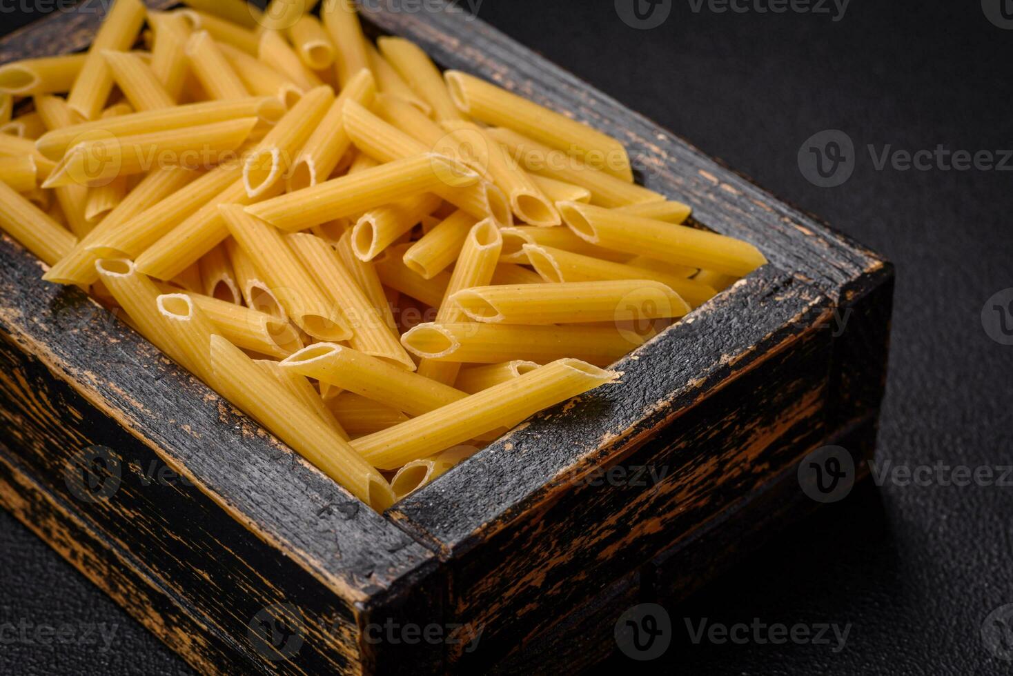 roh Penne Pasta von ganze Korn Weizen Sorten mit Salz- und Gewürze foto