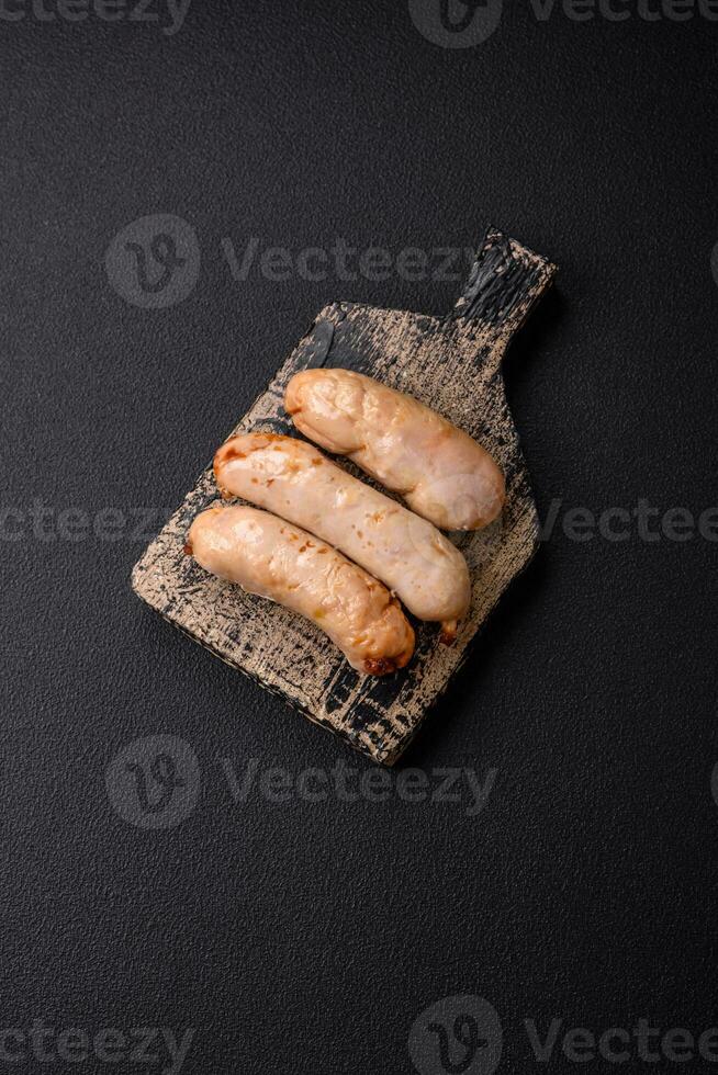 köstlich gegrillt Hähnchen oder Schweinefleisch Würste mit Salz, Gewürze und Kräuter foto