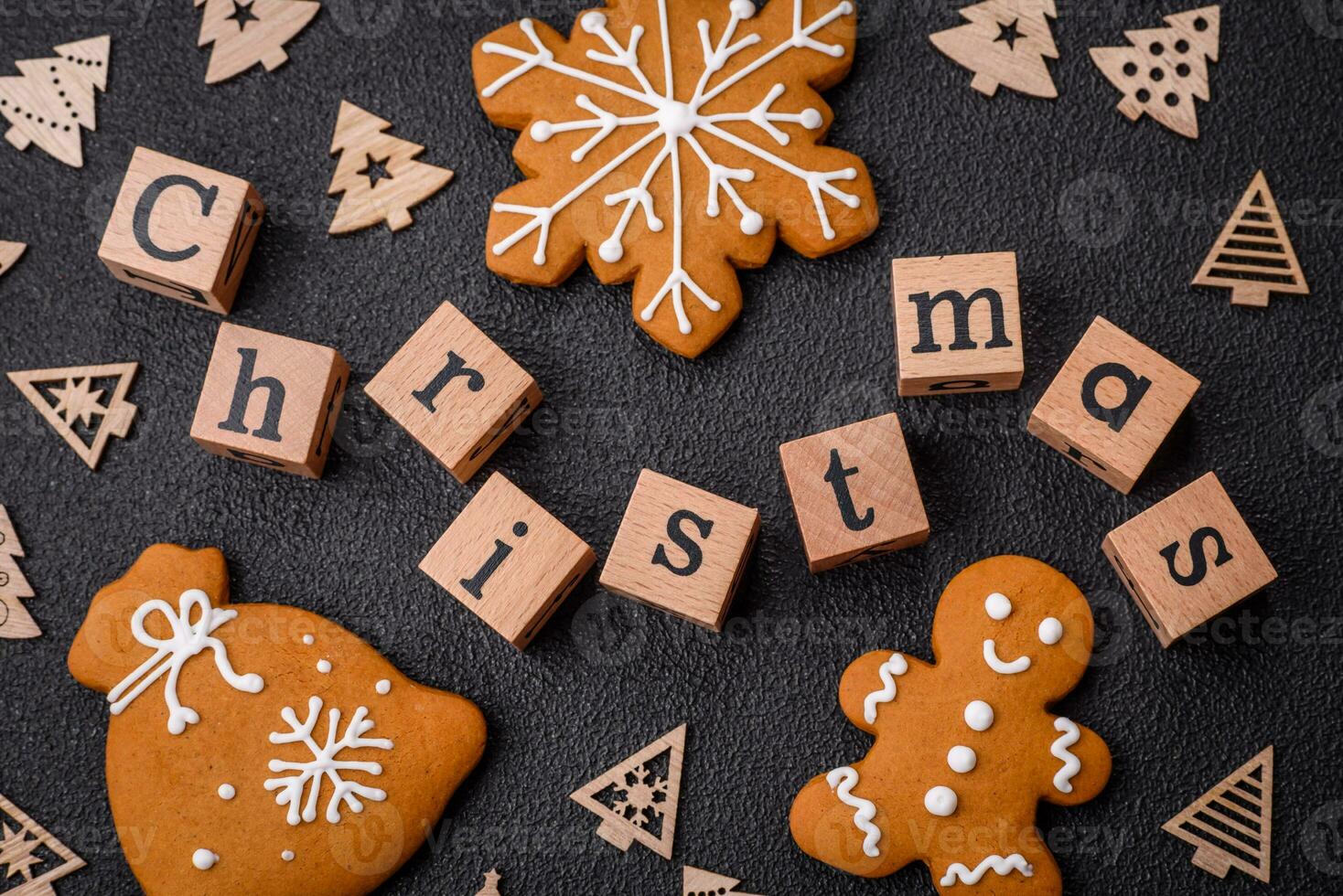 schön Weihnachten Komposition mit Kopieren Raum mit ein Inschrift im hölzern Würfel foto