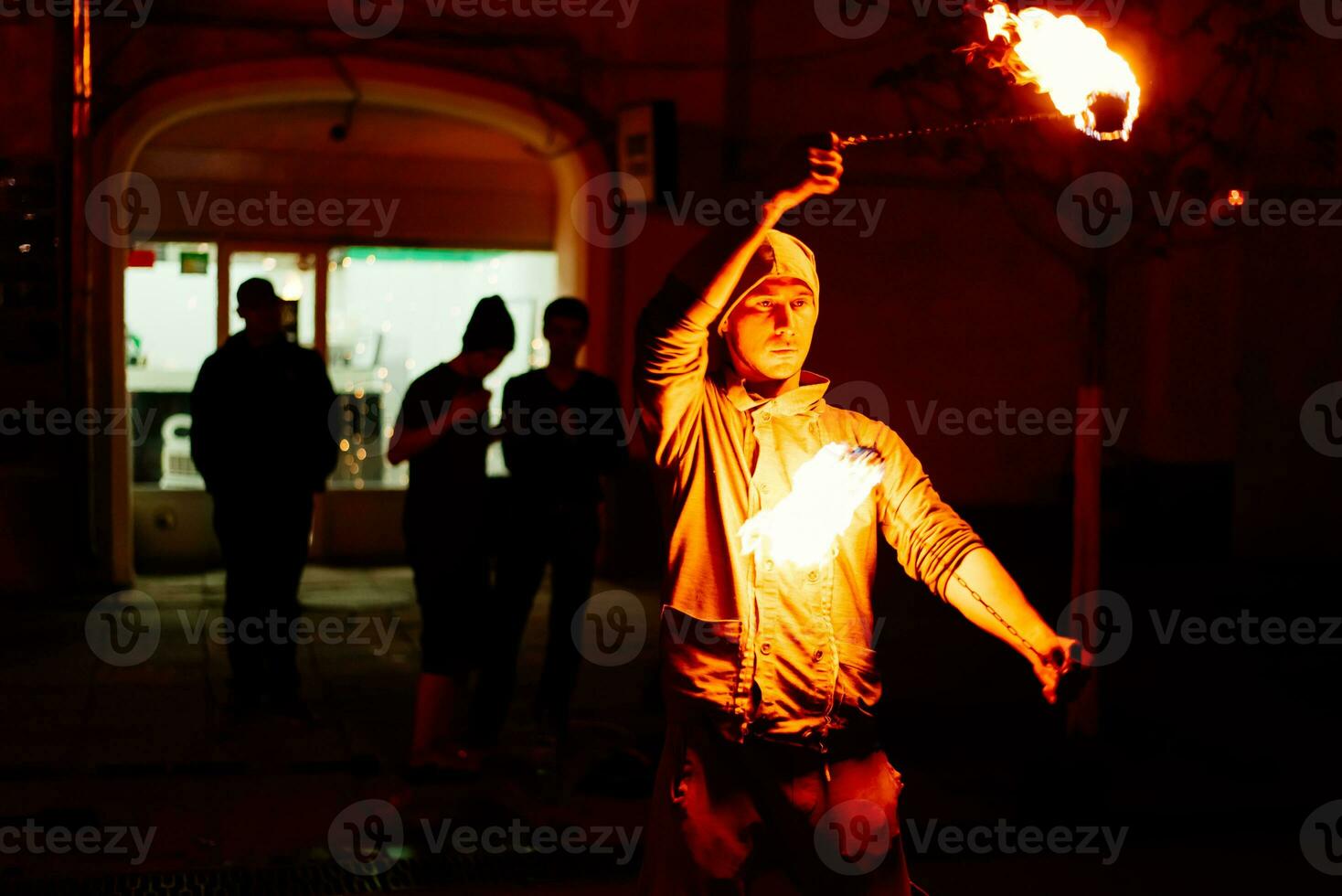 das Kerl auf das Straße führt aus mit Feuer Fackeln foto