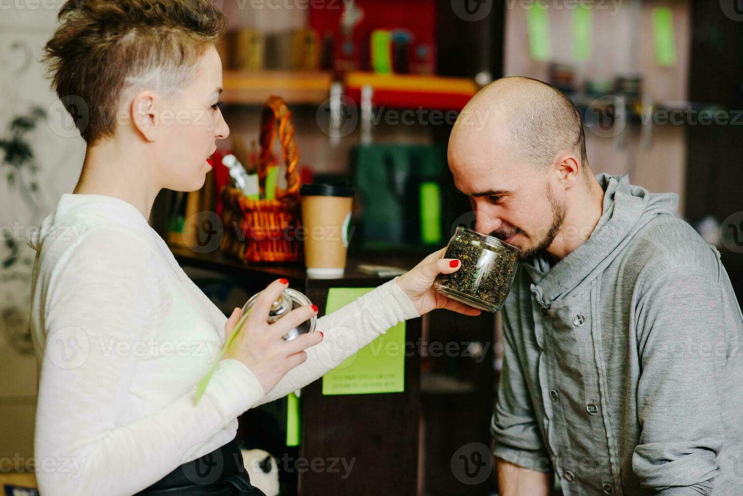 das Verkäufer bietet an zu Geruch Tee zu das Klient foto