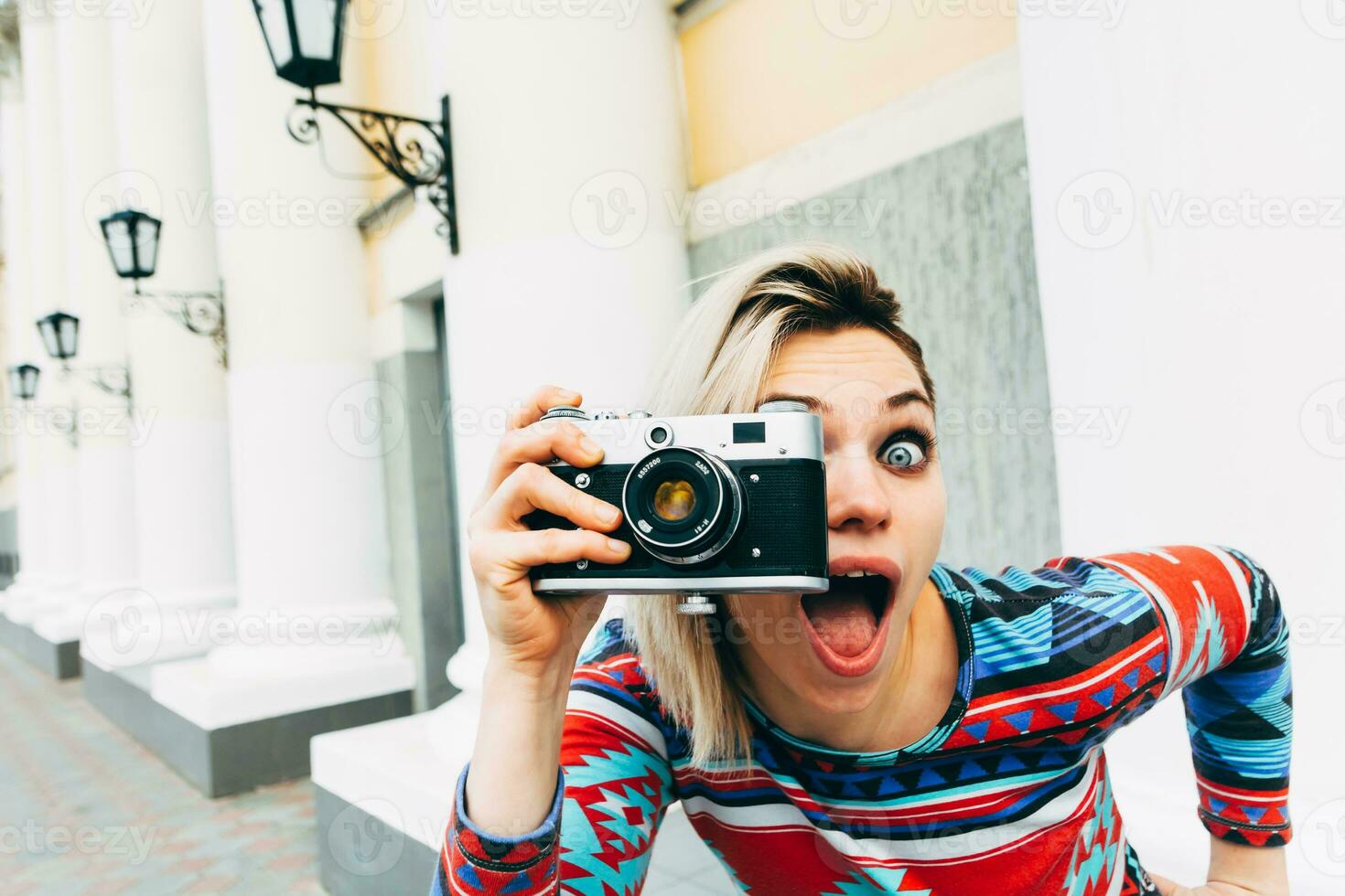 Frau fotografiert retro Kamera im das Stadt foto