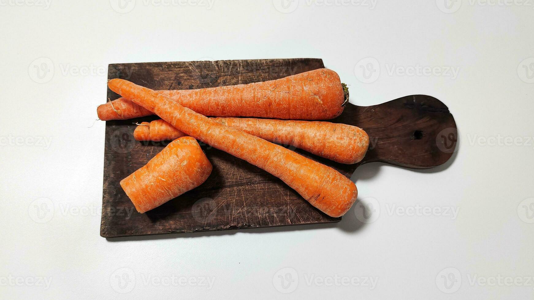 Möhren auf ein Teller zum Kochen sind gesund und Möhren enthalten Vitamin ein foto