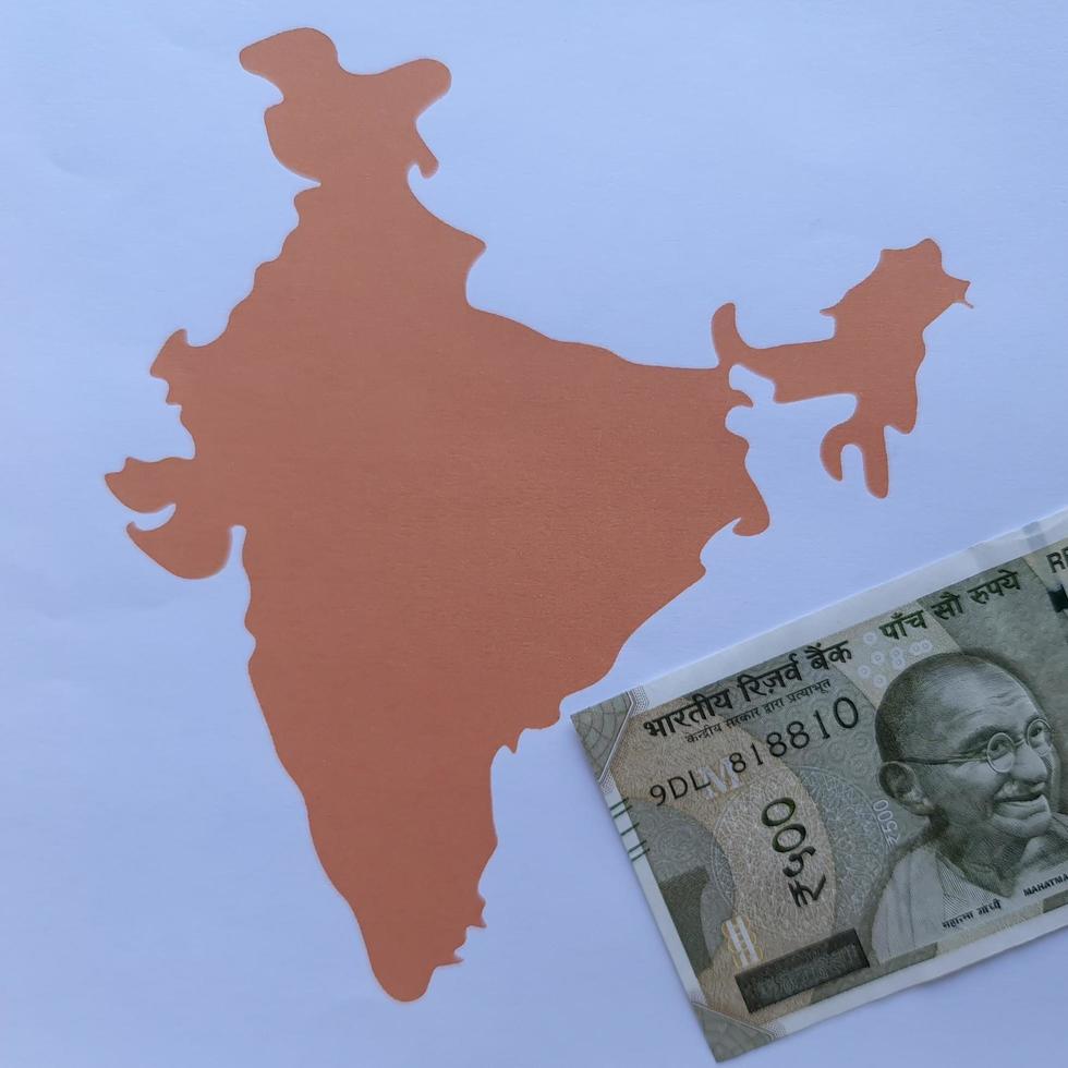 indische Banknote und Hintergrund mit Indien-Kartensilhouette foto