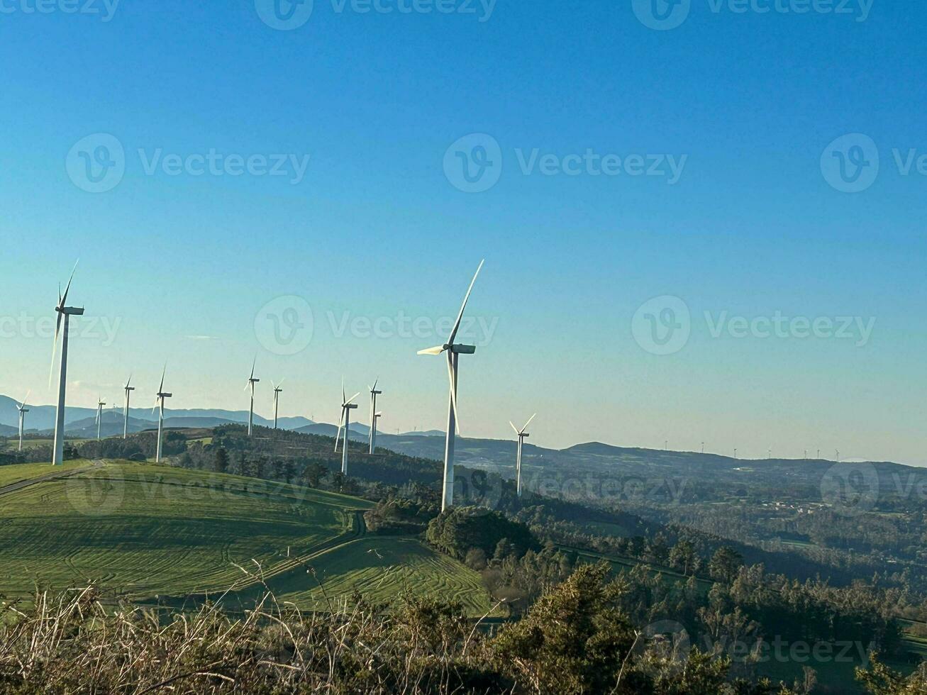 Aussicht von ein Wind Bauernhof auf oben von ein Berg. foto
