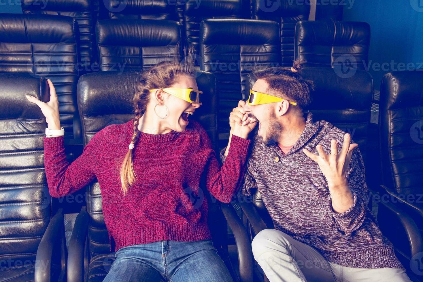 Kerl und Mädchen 3d Brille sind sehr besorgt während Aufpassen ein Film im ein Kino foto