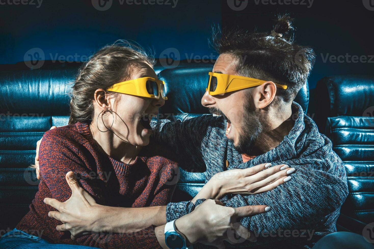 Kerl und Mädchen 3d Brille sind sehr besorgt während Aufpassen ein Film im ein Kino foto