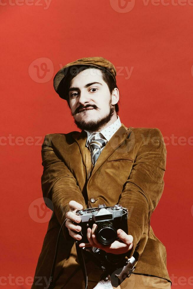 sehr positiv Fotograf posieren im Studio mit Film Kamera foto