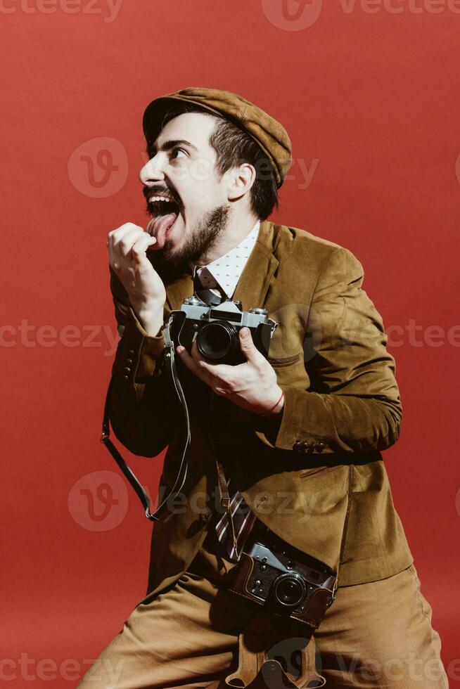 sehr positiv Fotograf posieren im Studio mit Film Kamera foto