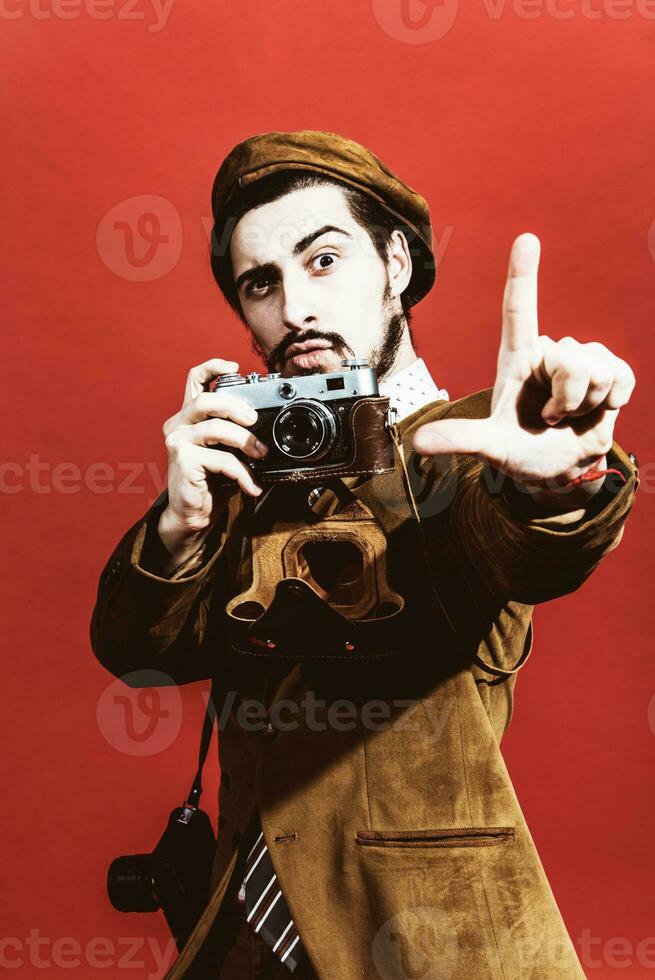 sehr positiv Fotograf posieren im Studio mit Film Kamera foto