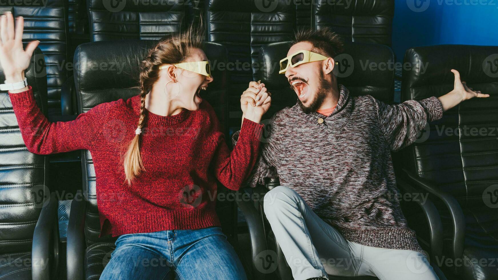 Kerl und Mädchen 3d Brille sind sehr besorgt während Aufpassen ein Film im ein Kino foto