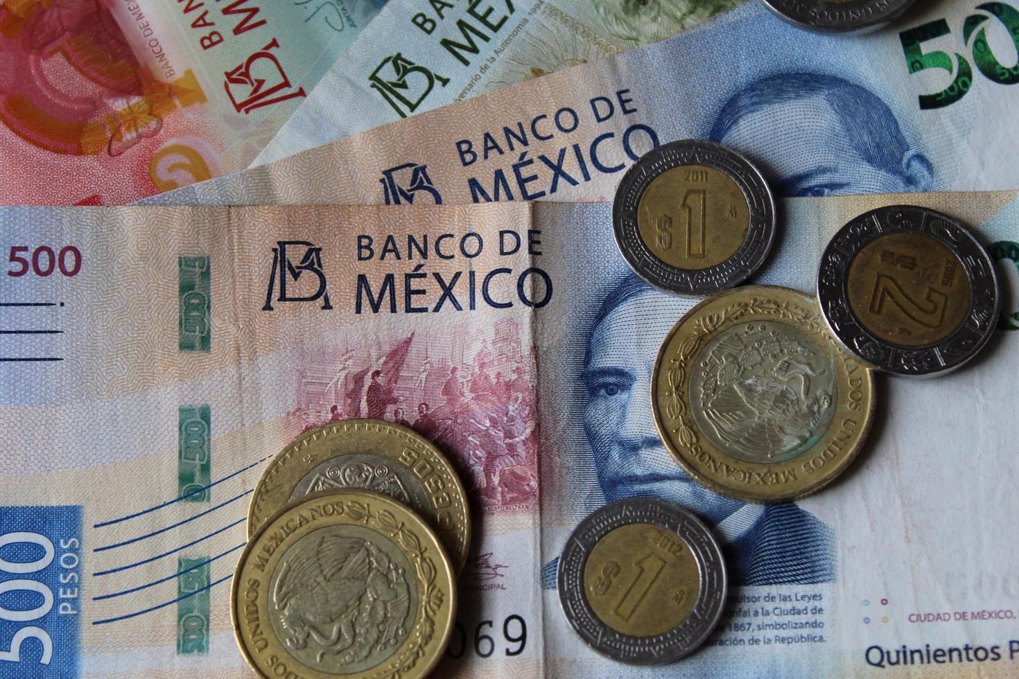 Annäherung an mexikanische Münzen und Banknoten unterschiedlicher Stückelung foto