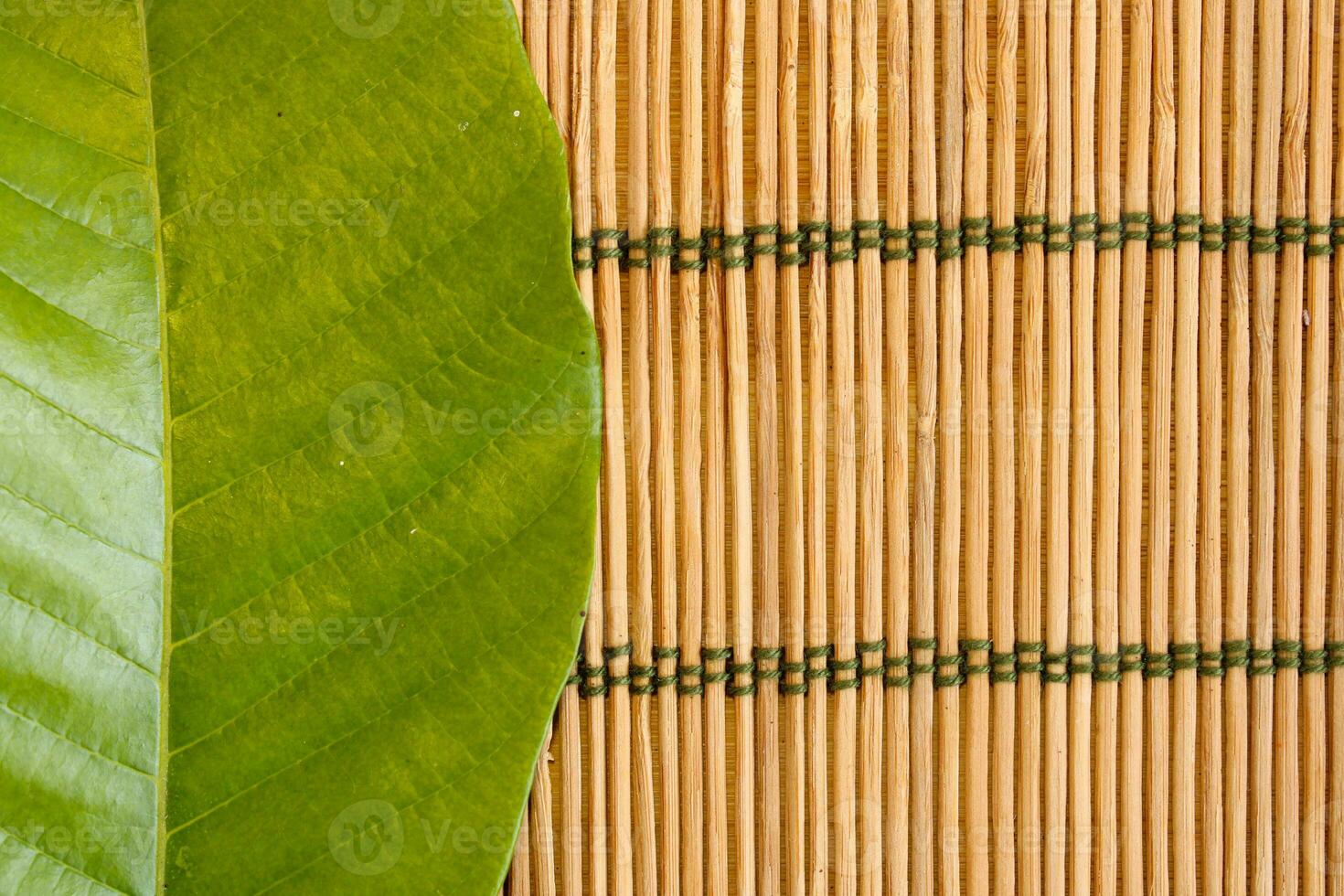 Grün Blatt auf Bambus Tischset foto