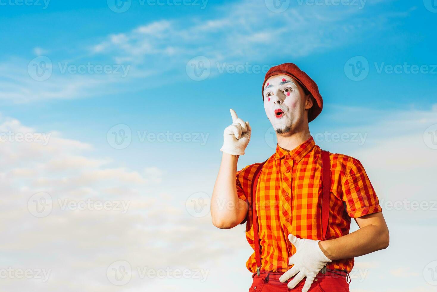 Mime zeigt an Pantomime gegen das Blau Himmel foto