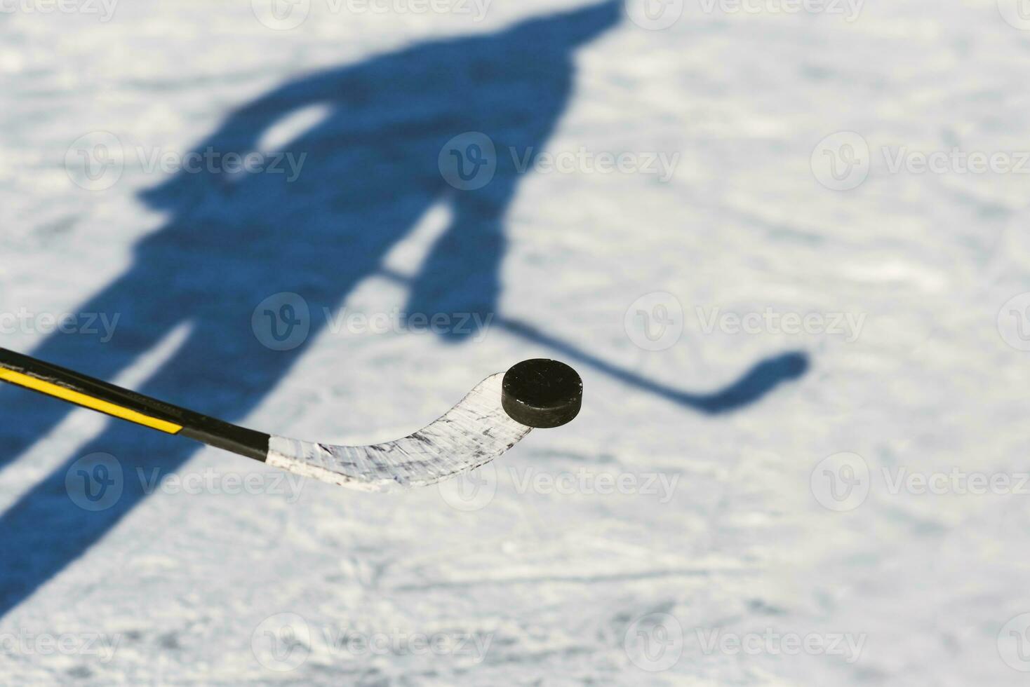 Nahansicht von Stöcke und Pucks im das Stadion foto