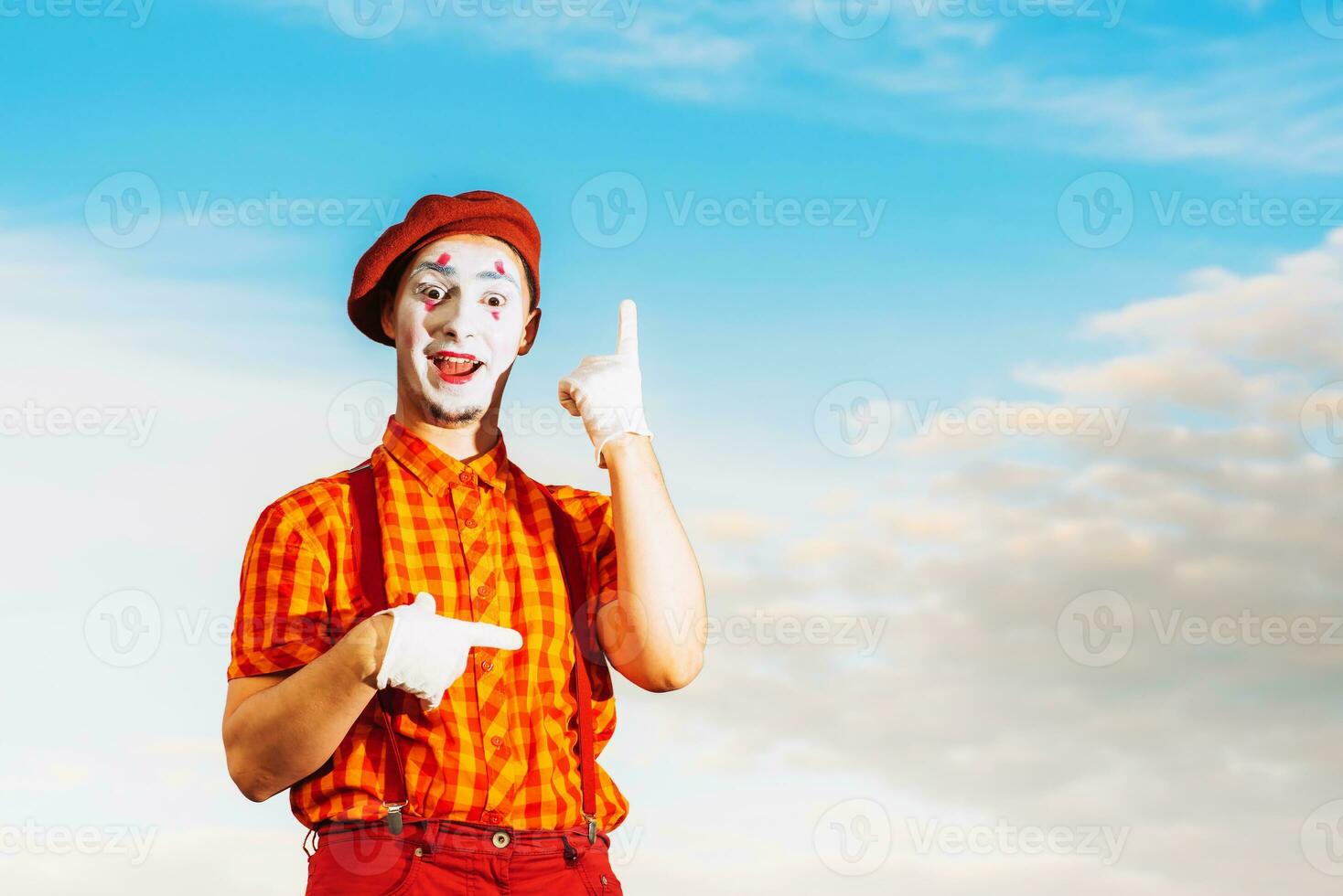 Mime zeigt an Pantomime gegen das Blau Himmel foto