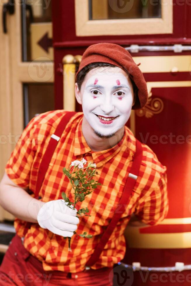 Pantomime auf der Straße, der darauf wartet, sich mit seiner Geliebten zu treffen foto