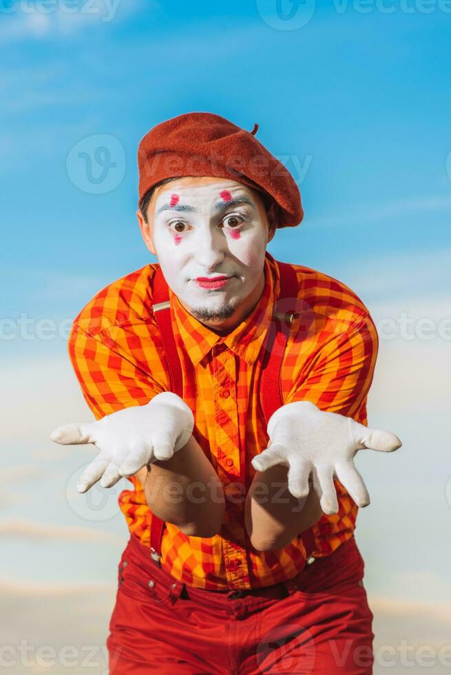 Mime zeigt an Pantomime gegen das Blau Himmel foto