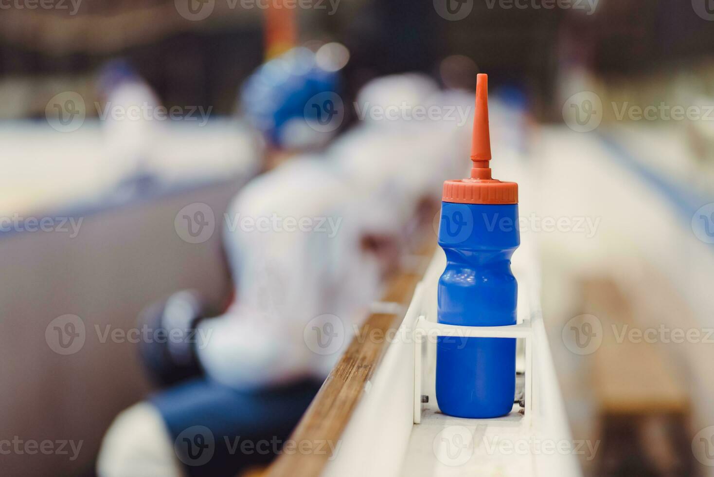 Eishockey Spieler sitzen auf das Bank während das Spiel foto