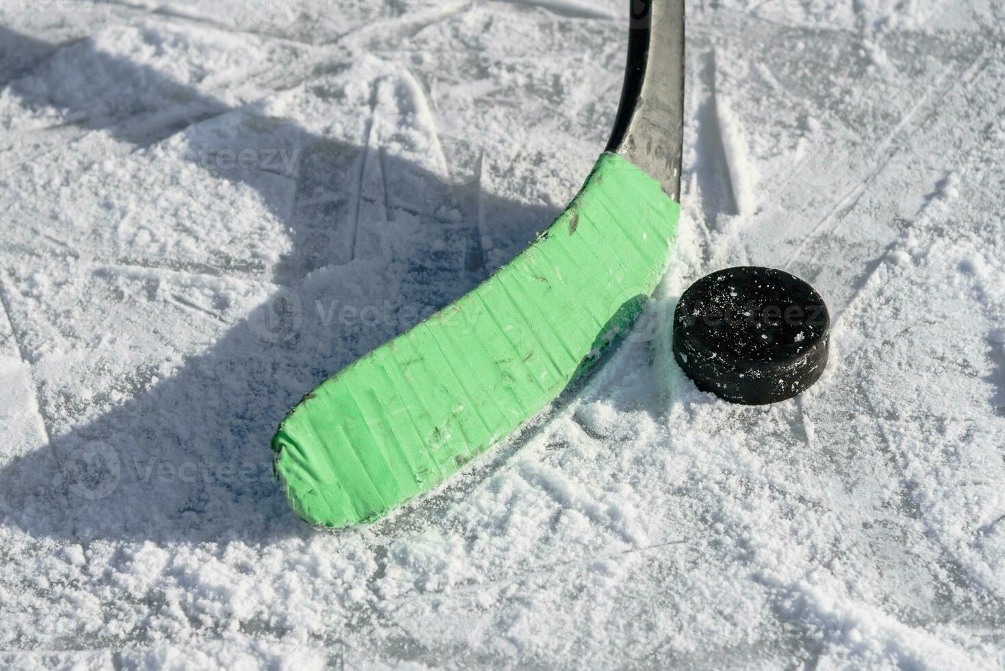 Nahansicht von Stöcke und Pucks im das Stadion foto