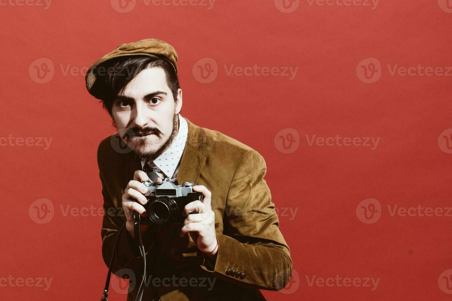 sehr positiv Fotograf posieren im Studio mit Film Kamera foto