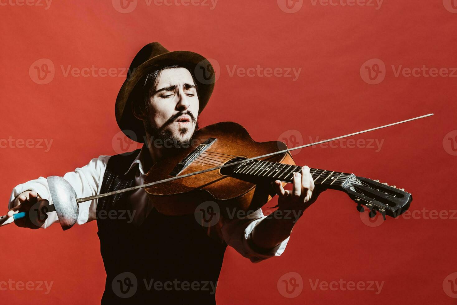 positiv Kerl im das Studio simuliert ein Violine foto