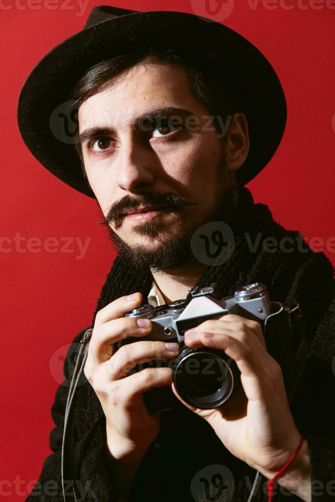 kreativ Fotograf posieren im Studio mit Kamera foto