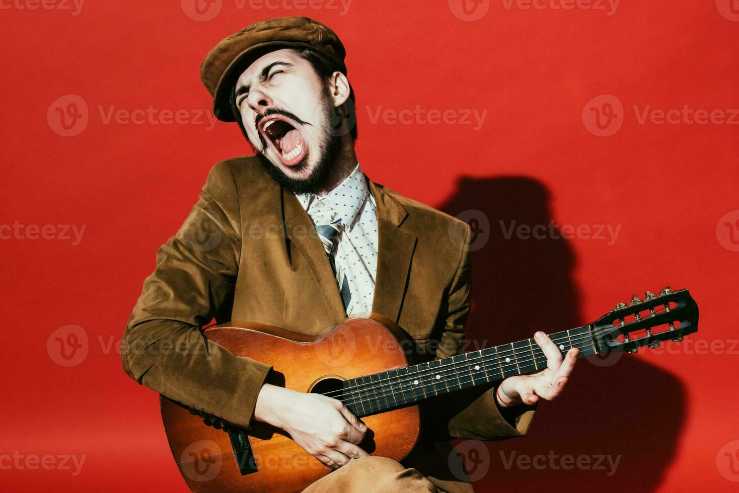 positiv Kerl spielen Gitarre im das Studio foto