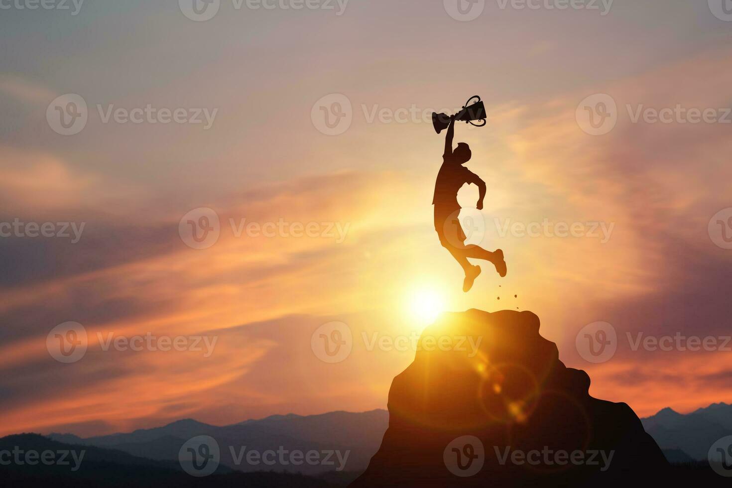 Silhouette von ein Geschäftsmann springt halten ein Trophäe auf oben Berg mit Licht Sonnenuntergang. Konzept von ein erfolgreich Geschäft oder Entschlossenheit zu führen das Organisation zu Erfolg. foto