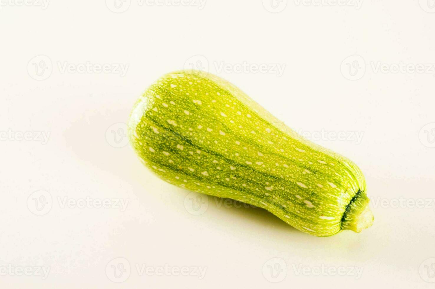 ein Single Zucchini auf ein Weiß Hintergrund foto