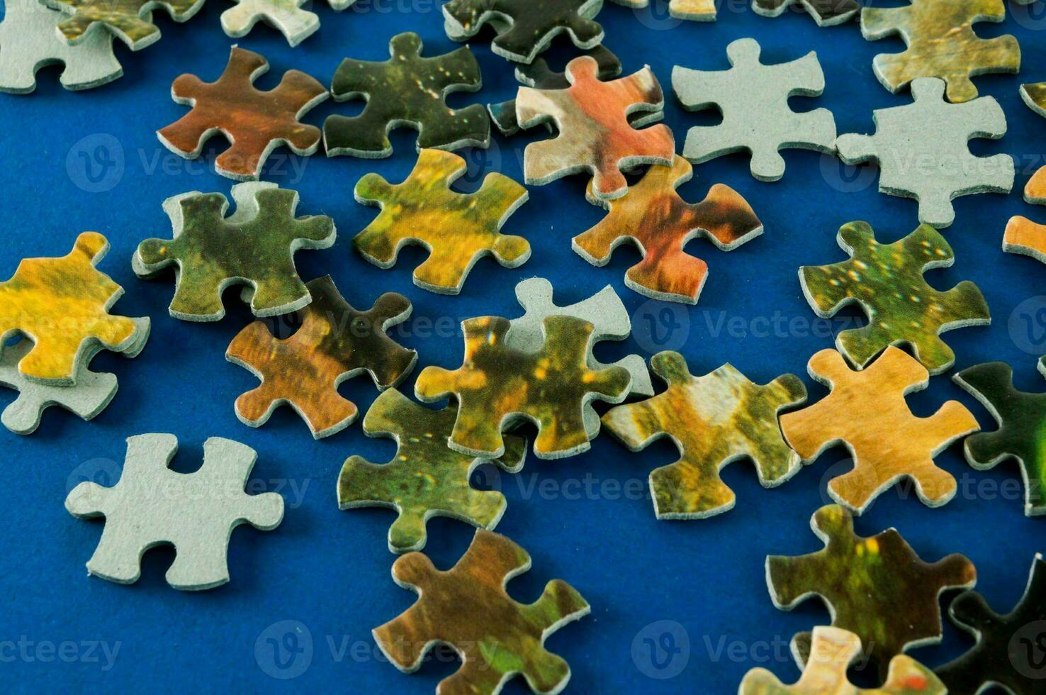 ein Puzzle Stücke auf ein Blau Hintergrund foto