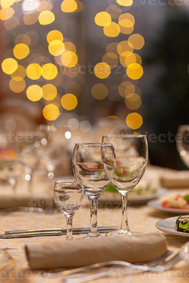 serviert festlich Tabelle mit Snacks, Gläser, Gläser, Besteck und Servietten zum ein Bankett foto