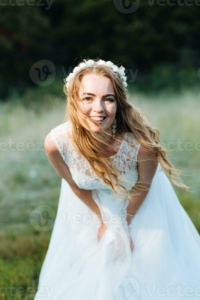 Braut posieren zum das Fotograf auf das Natur foto