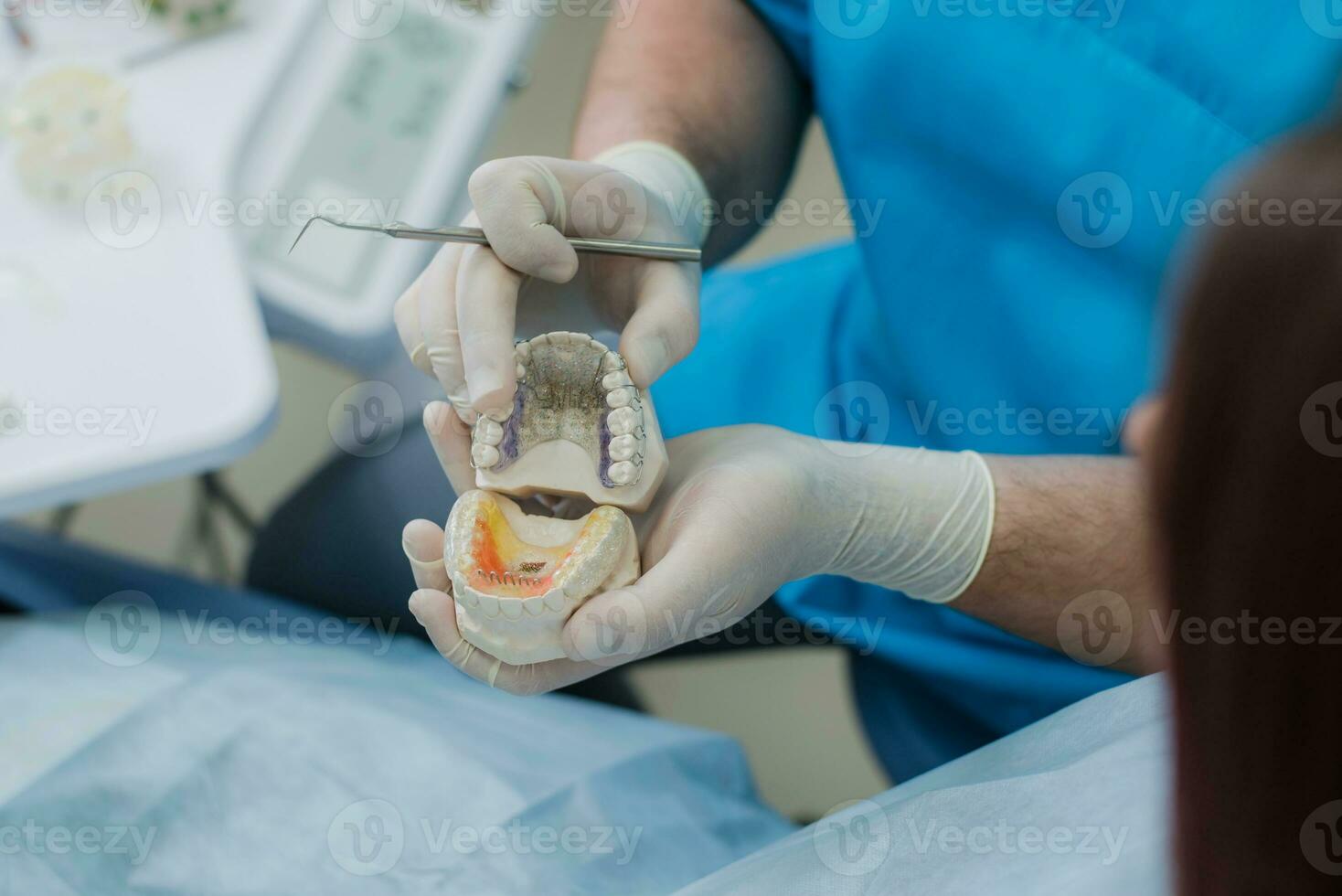 Arzt Kieferorthopäde zeigte Wie das Teller funktioniert zu ebnen Zähne auf das Kiefer foto