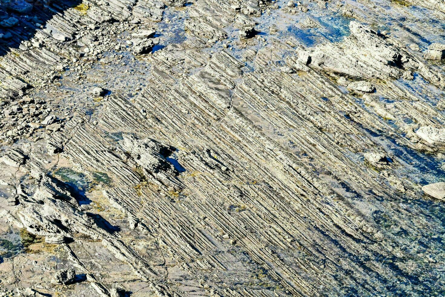 ein felsig Ufer mit Felsen und Wasser foto