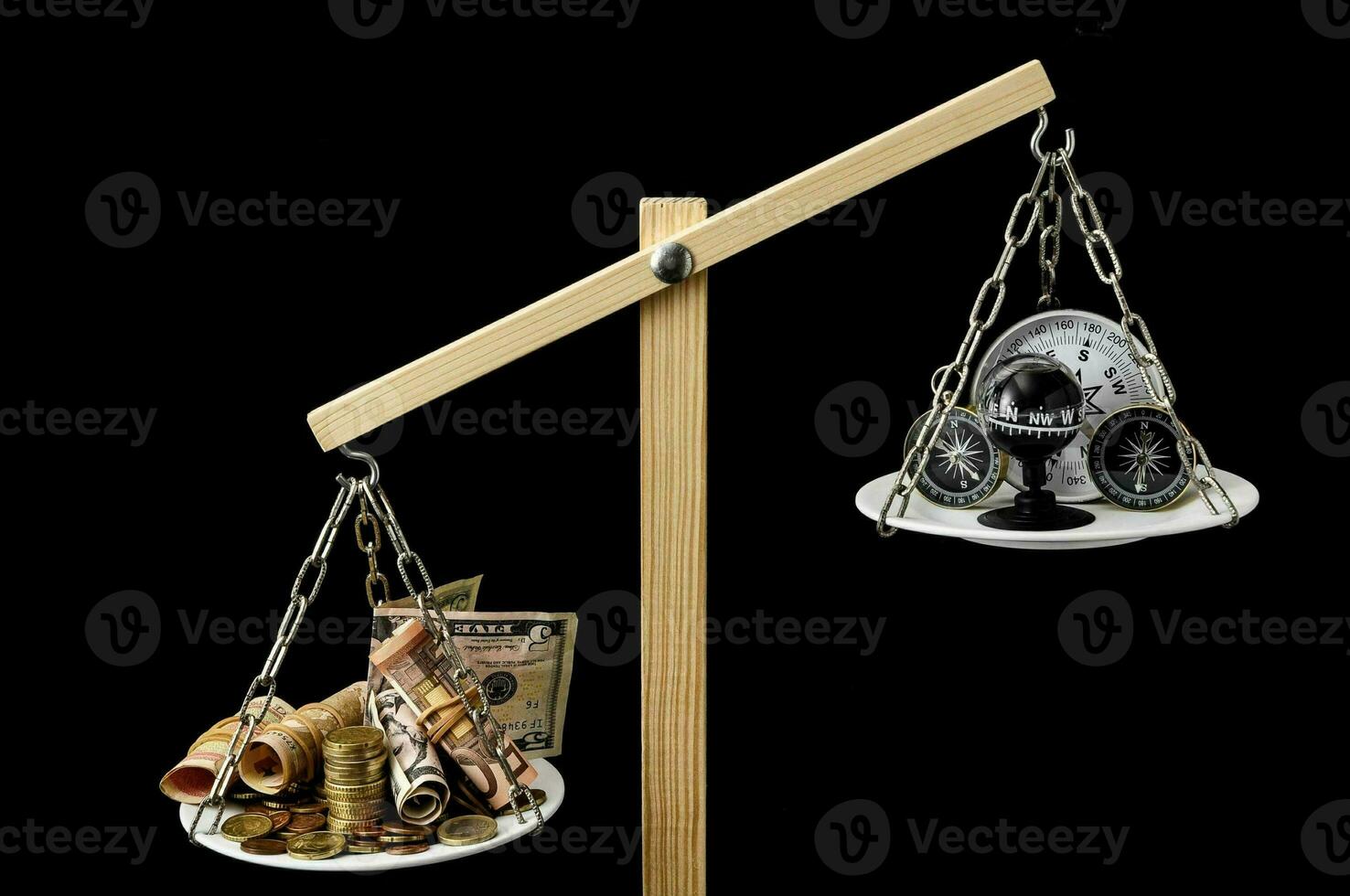 ein Balance Rahmen mit ein Teller von Essen und ein Teller von Geld foto