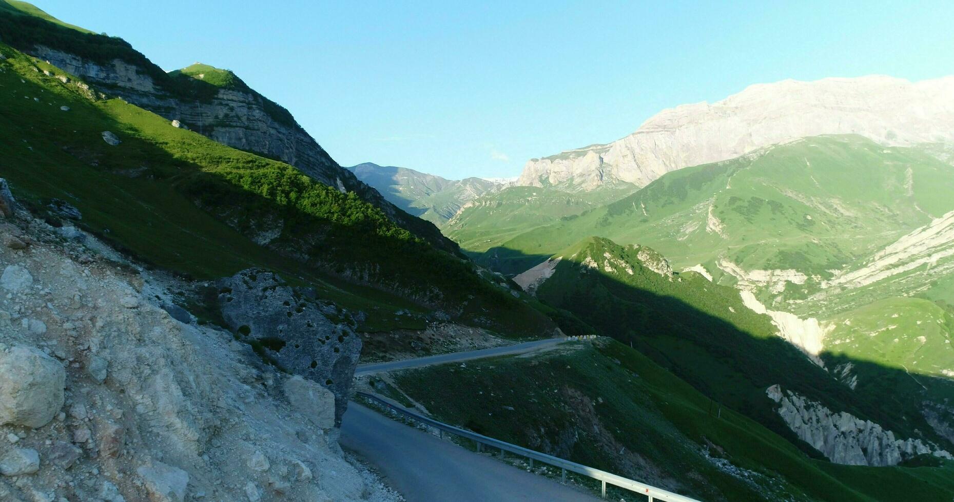 Berg Straße im das Alpen. Panorama- Aussicht von das Wagen. foto