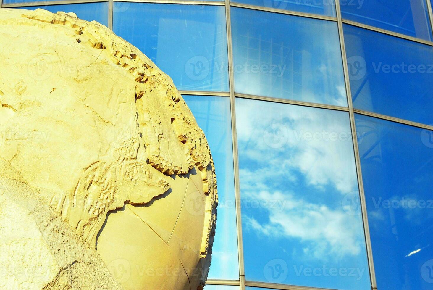 strukturell Glas Mauer reflektieren Blau Himmel. abstrakt modern die Architektur Fragment foto