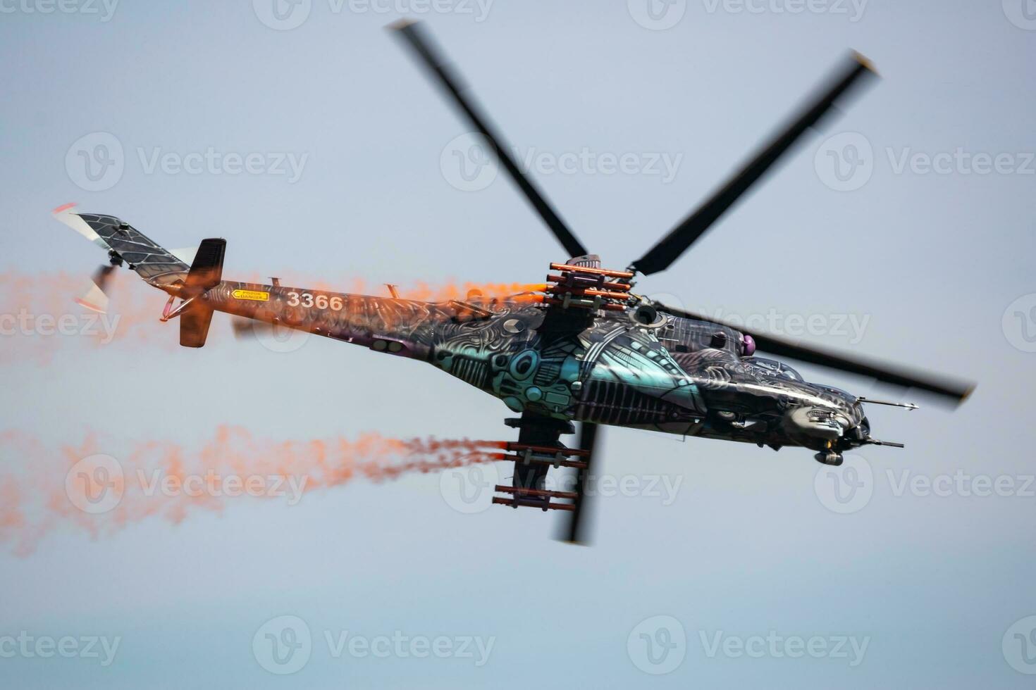 ohne Titel Militär- Hubschrauber beim Luft Base. Luft Macht und Heer Flug Transport. Luftfahrt und Drehflügler. Transport und Luftbrücke. Militär- Industrie. foto