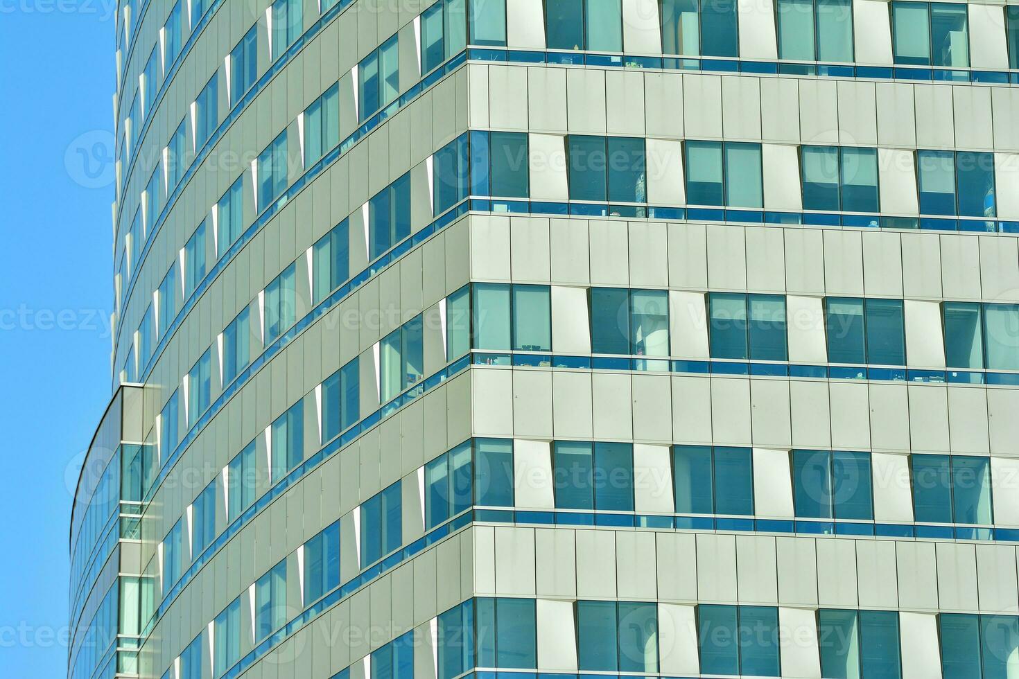 strukturell Glas Mauer reflektieren Blau Himmel. abstrakt modern die Architektur Fragment foto