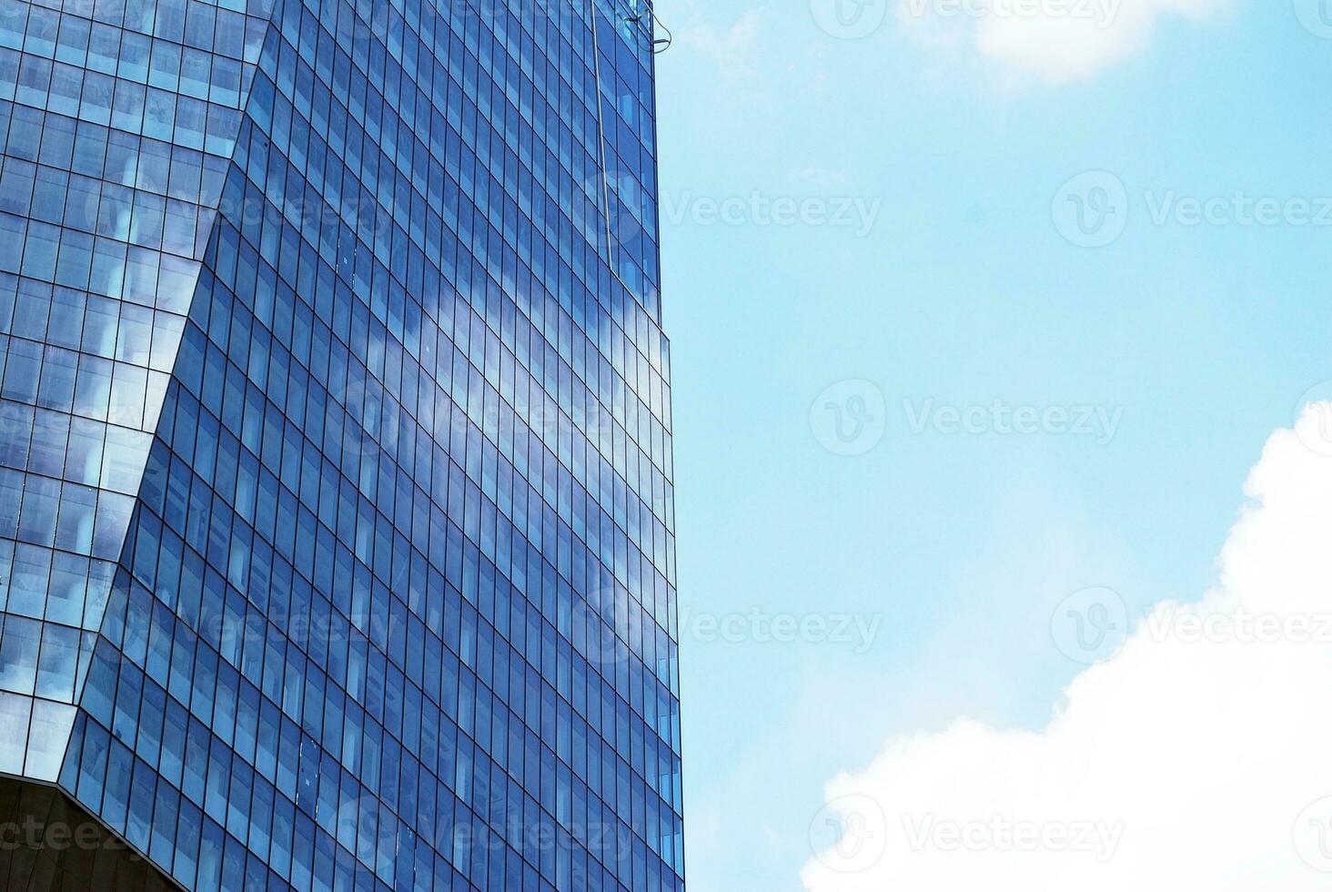 strukturell Glas Mauer reflektieren Blau Himmel. abstrakt modern die Architektur Fragment. foto