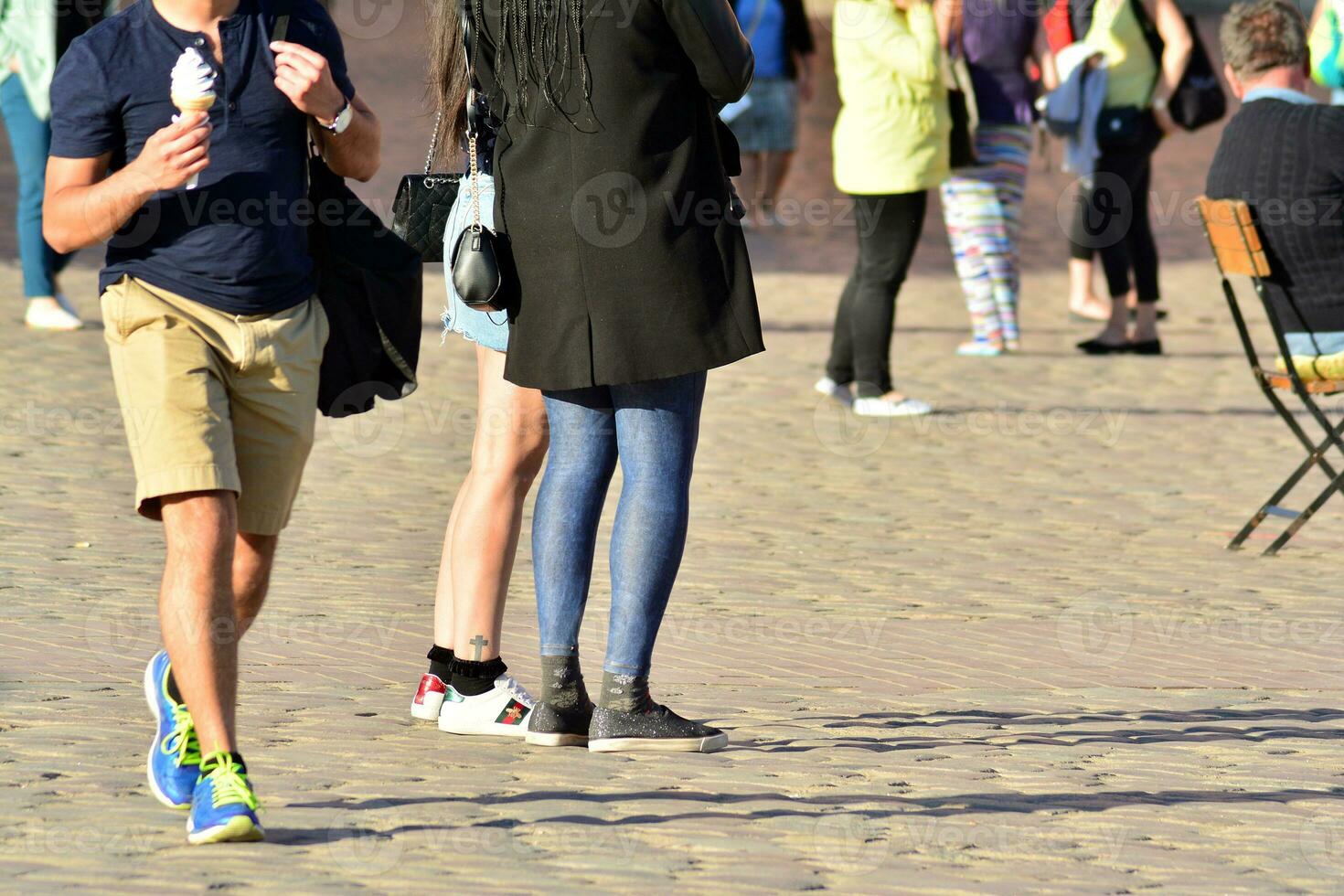 Menschen Gehen auf groß Stadt Straße, verschwommen Bewegung Kreuzung abstrakt foto